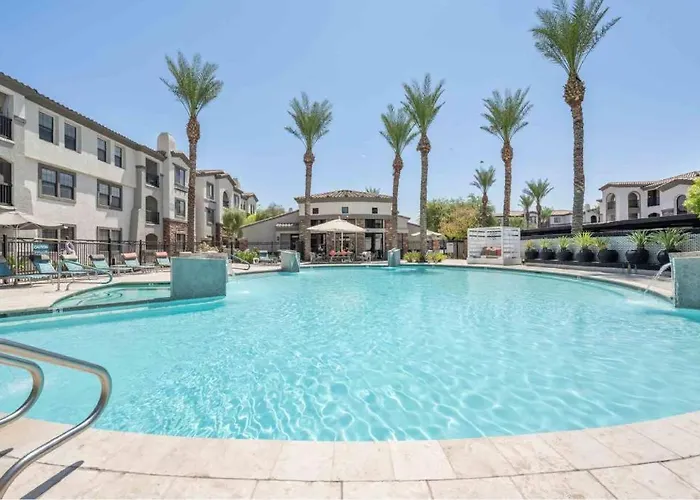 Boulevard Luxe 2br By The Stadium Pool Parking Gym 06 Glendale