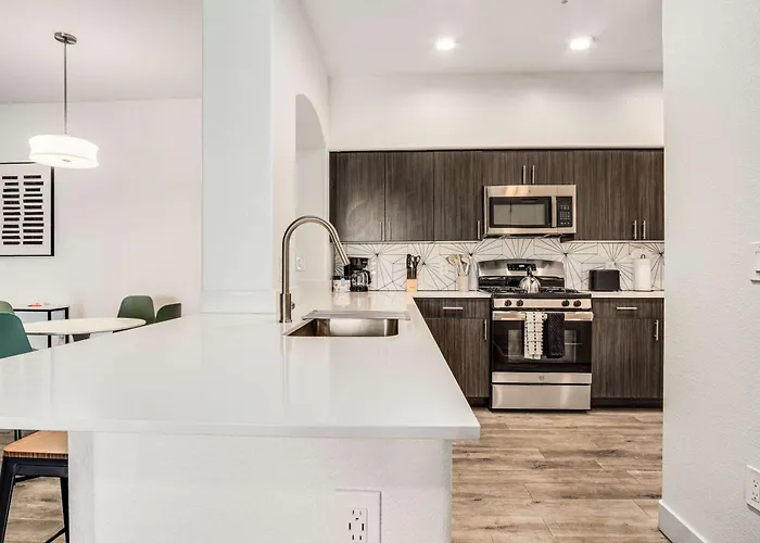 Boulevard Luxe 2br By The Stadium Pool Parking Gym 06 Glendale