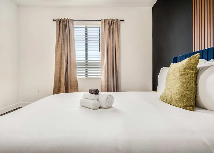 Boulevard Luxe 2br By The Stadium Pool Parking Gym 06 Glendale