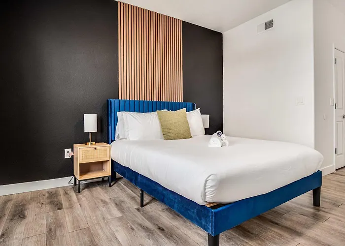 Boulevard Luxe 2br By The Stadium Pool Parking Gym 06 Glendale